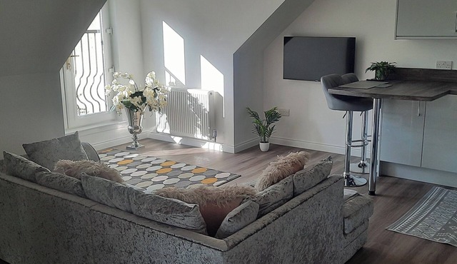 Lanarkshire Apartment- Views- Sleeps 4- Balcony