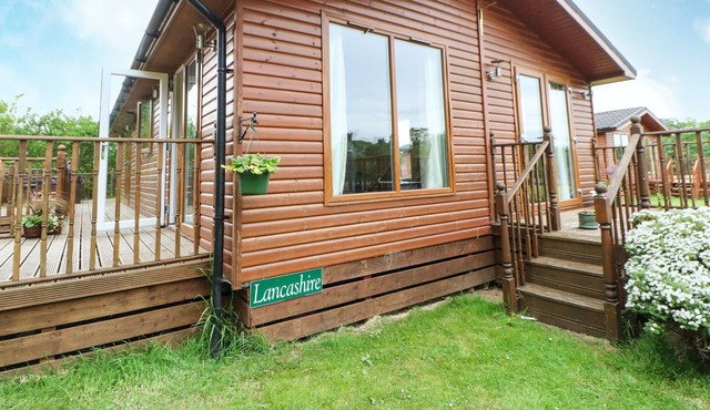 LANCASHIRE LODGE, pet friendly, character holiday cottage in Kiplin