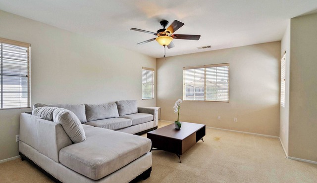 Lancaster 4BR Gem｜Bright & Renovated｜Open Concept Living｜Generous Backyard#41390