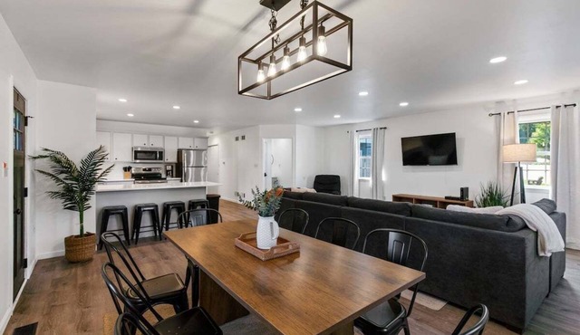 Lancaster Abode-5 mins to RT30, indoor fireplace