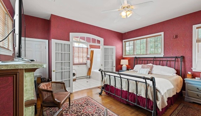 Lancaster Carriage House w/Fireplace & Jacuzzi