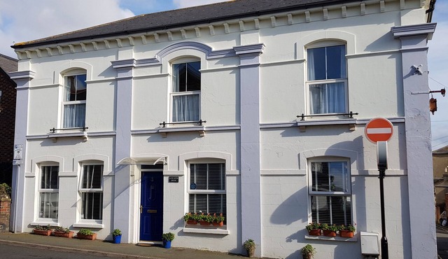 LANCASTER HOUSE, pet friendly, character holiday cottage in Sandown