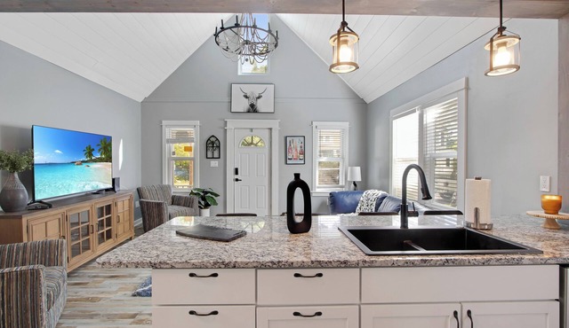 Lancaster Luxe: Historic meets chic modern retreat, Relax in comfort steps from the village and scen