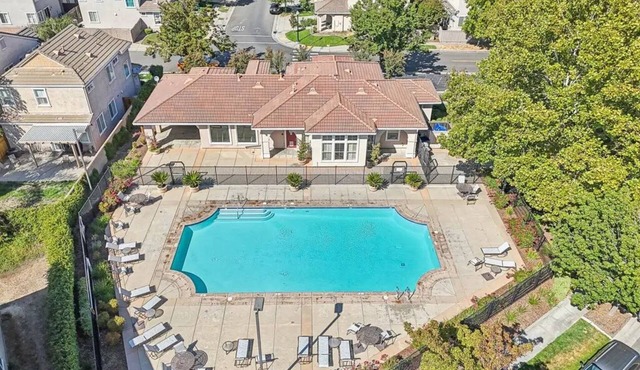 Land House with Fitness Center, Pool, Grill, Garage, close to Downtown & Airport