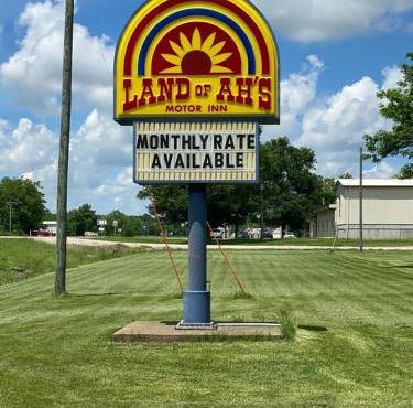 Land of Ahs Motor Inn