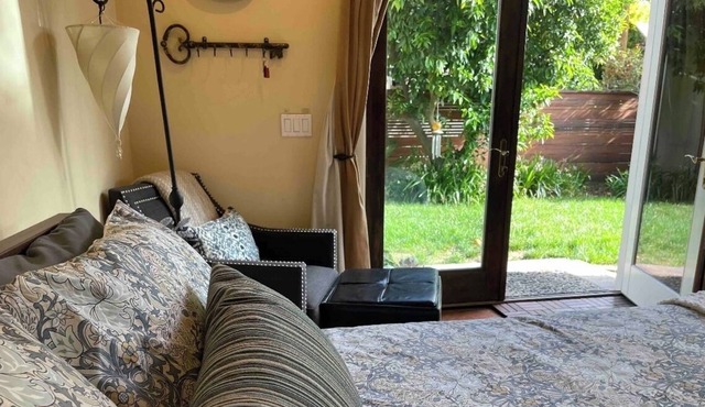 Land Park Garden Cottage w/Hot Tub free parking