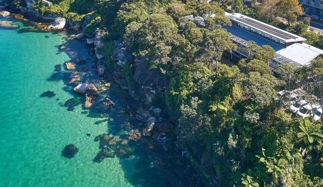 Land's Edge Harbour Lodge - unique property right on the Harbour!n