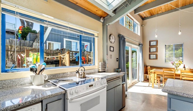 Land's End: New England Style Beach Home! Sunsets! 3 min walk to Beach! WiFi