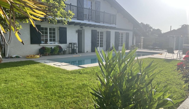 Landaise house between beach and forest
