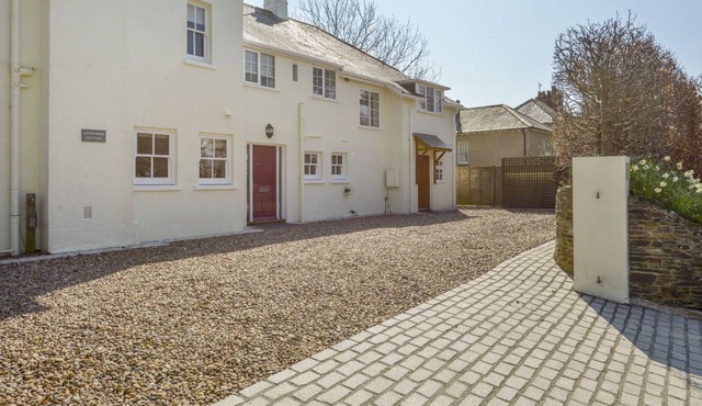 LANDCOMBE COTTAGE, pet friendly, luxury holiday cottage in Strete