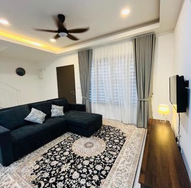 Landed KLIA Netflix, Fully AC&Heater, Kids Pool
