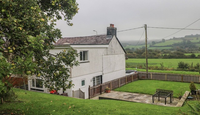 LANDEG, pet friendly, with a garden in Llandeilo