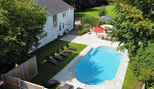 Landers, Cheltenham - sleeps 10 guests in 5 bedrooms