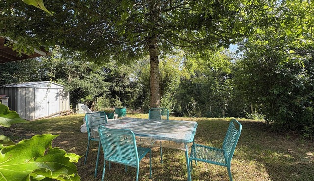 Landes-style country house with pleasant enclosed garden!