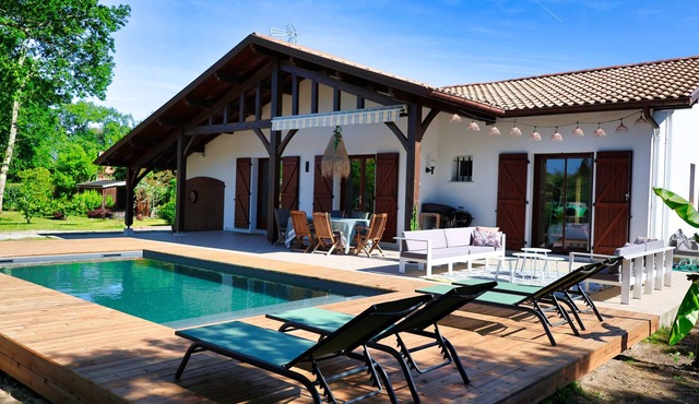 Landes villa in large wooded park