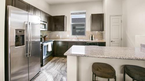 Landing Apartments - Abrazo at Waterway Hills