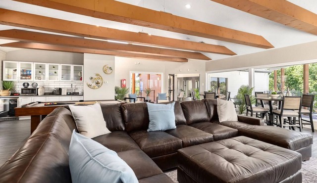 Landing Apartments Near AT&T Stadium & Six Flags