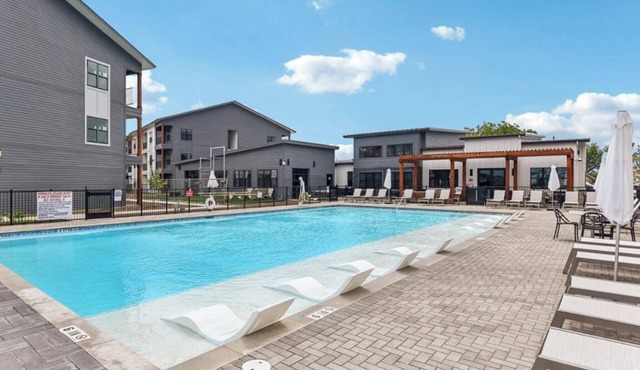 Landing Apartments near Navarro ISD