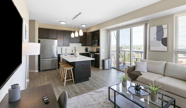Landing at 71 France - 2 Bedrooms in Downtown Edina