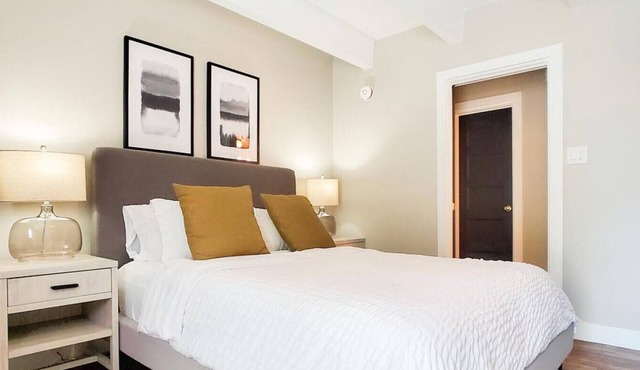 Landing at Black Swan - 1 Bedroom in Congress Park