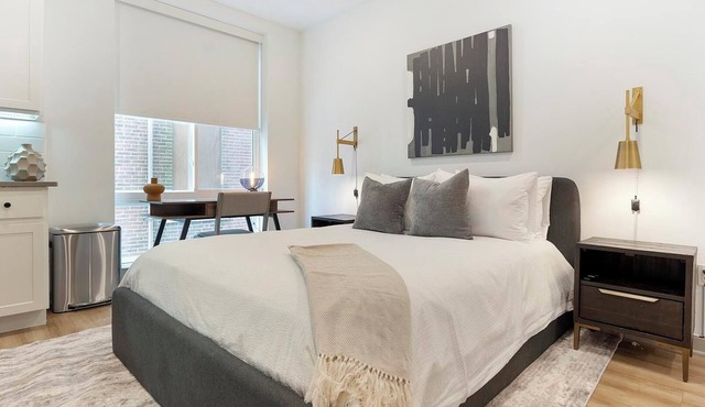 Landing at Commons on Ludlow - Studio in Univer.