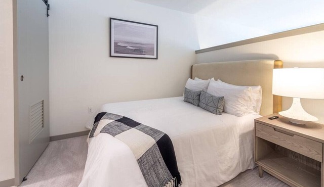 Landing at Midtown 64 - Studio in Downtown Kent