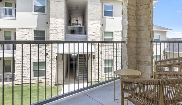 Landing at Northshore Place Apartments - 2 Bedrooms in Downtown Portland