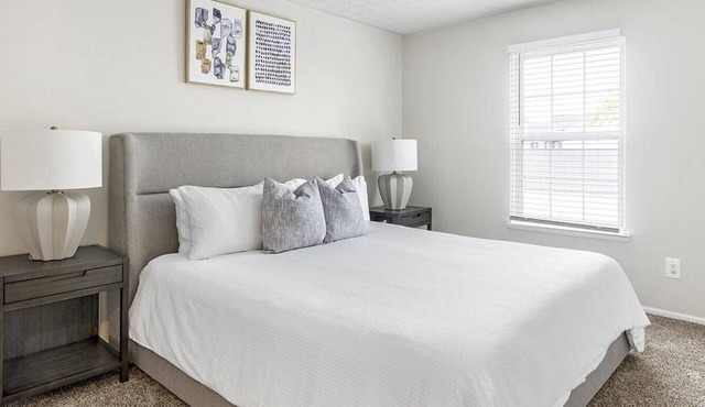 Landing at Oak Creek at Polaris - 2 Bedrooms in Downtown Columbus