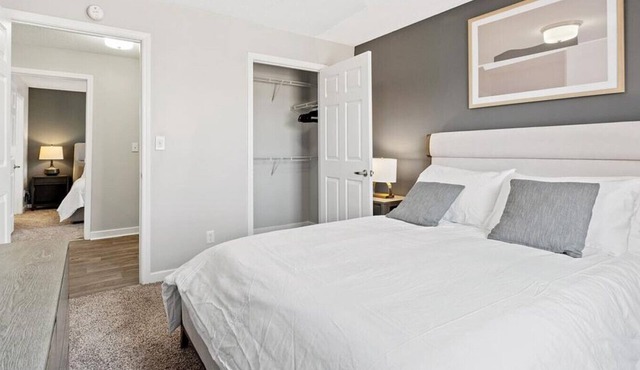 Landing at Oak Hollow Apartments - 2 Bedrooms in Downtown Southaven