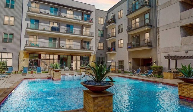 Landing at Rivera on Broadway - 1 Bedroom in Downtown