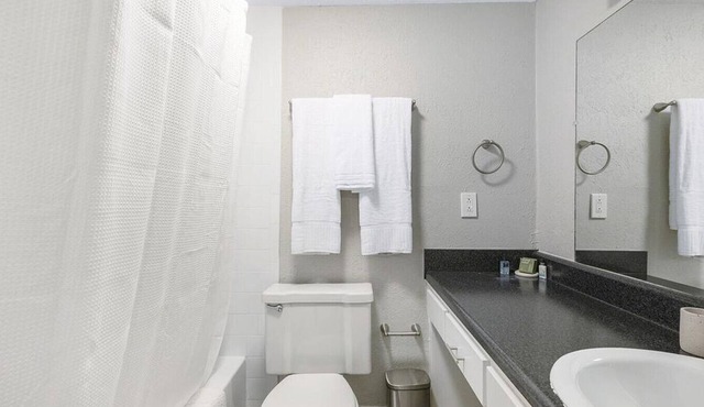 Landing at The Arbours of Hermitage - 3 Bedrooms in Downtown Hermitage