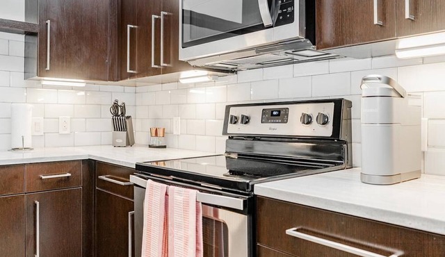 Landing at The Aster - 1 Bedroom in Downtown Beachwood