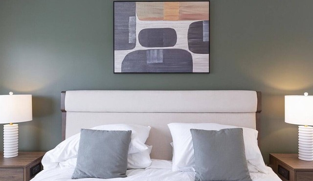 Landing at The Duke of Omaha Apartments - 2 Bedrooms in Dodge Street Corridor