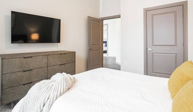 Landing at The Metropole - 2 Bedrooms in Greenway/Upper Kirby Area