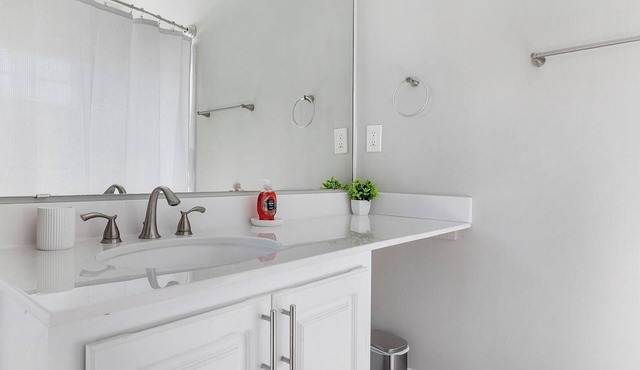 Landing | Beautiful 1BD, Pool, Yoga Studio