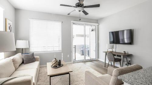 Landing Beautiful 2BD Clubhouse Courtyard