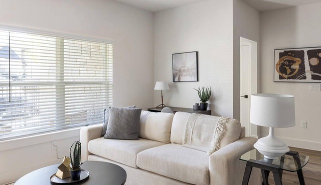 Landing | Beautiful 2BD, Clubhouse, Pool