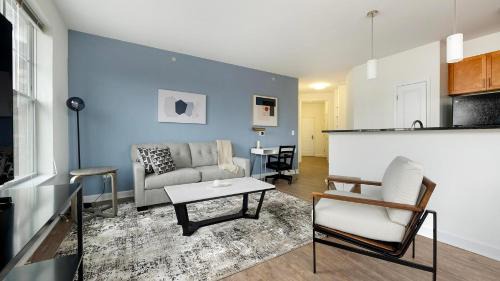 Landing Beautiful 2BD Gym Pool