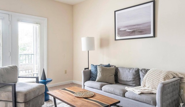 Landing | Beautiful 2BD, Gym, Pool