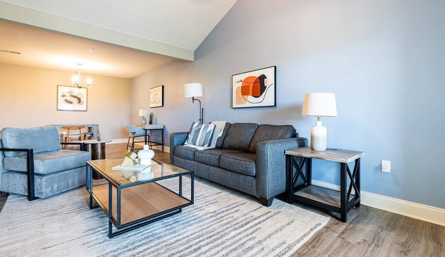 Landing | Beautiful 2BD, Pool, Gym