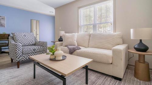 Landing Beautiful 2BD Tennis Court Clubhouse