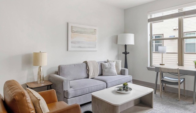Landing | Beautiful 2BD, Clubhouse, Pool