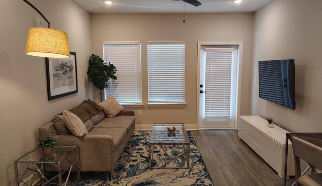 Landing | Beautiful 2BD, Pool, Gym