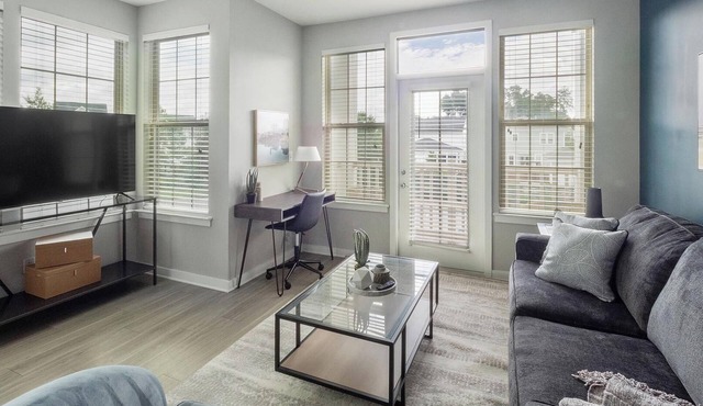 Landing | Beautiful 3BD, Pool, Gym