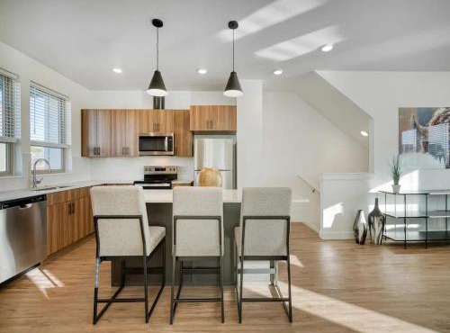 Landing Beautiful 3BD Clubhouse