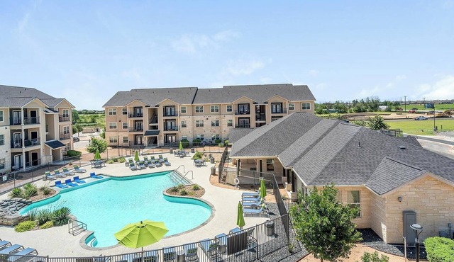 Landing | Beautiful 1BD, Pool, Gym