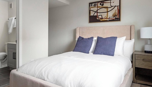 Landing | Beautiful 2BD, Clubhouse, Gym