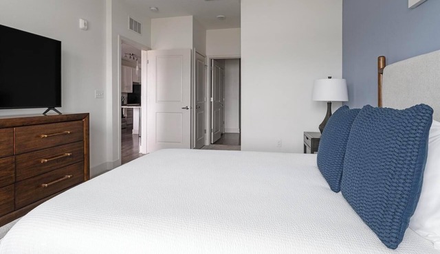 Landing | Chic 1BD, Clubhouse, Pool