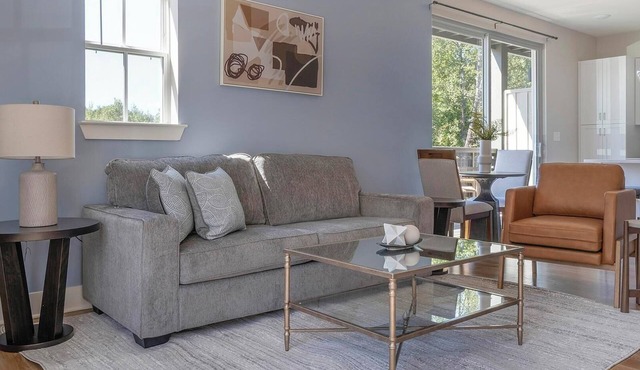 Landing | Chic 1BD, Gym, Pool