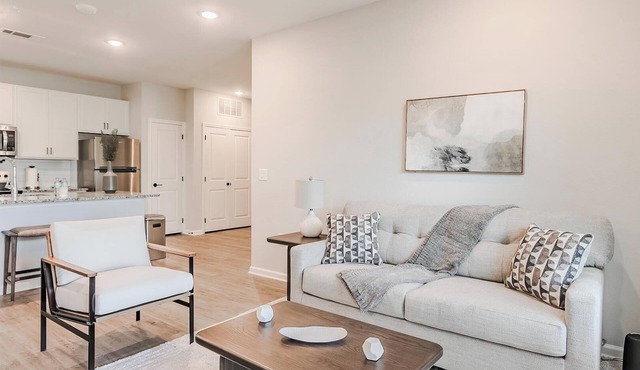 Landing | Chic 1BD, Pool, Gym